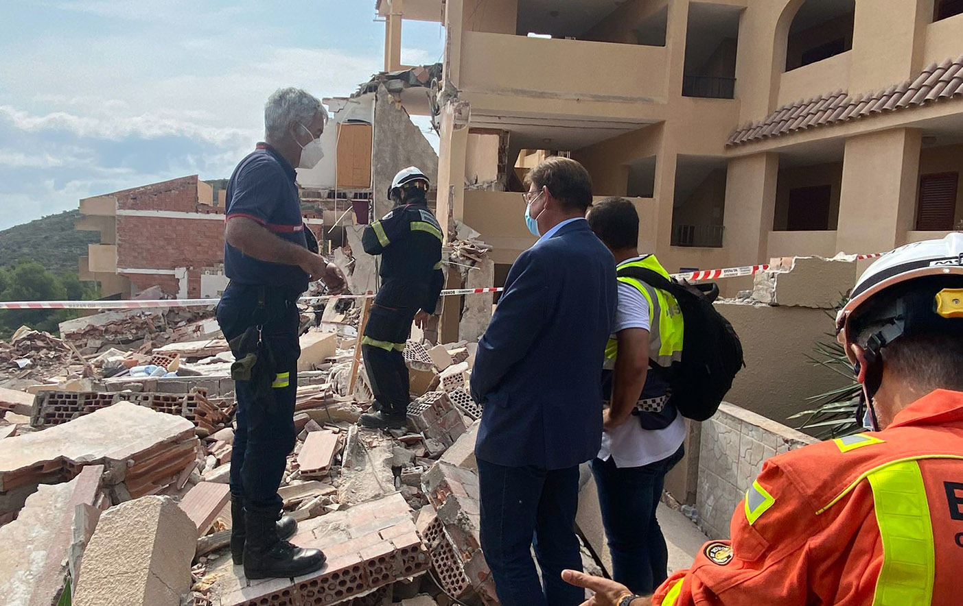 Ximo Puig ofrece ayuda a Peñíscola para los afectados por el derrumbe de un edificio y traslada sus condolencias a la familia del joven fallecido