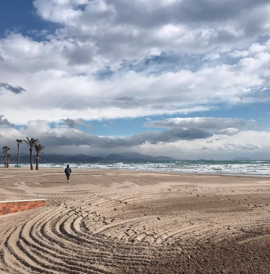 La playa de San Juan cuadriplica los datos de Covid en la aguas residuales