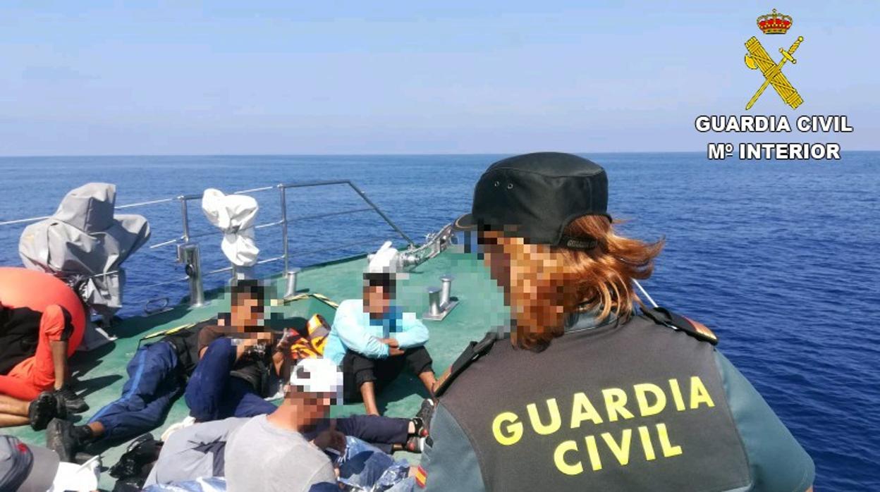 Rescatados  una veintena de inmigrantes en dos pateras en aguas de Alicante