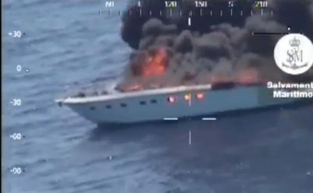 Un incendio arrasa un yate en alta mar en Denia