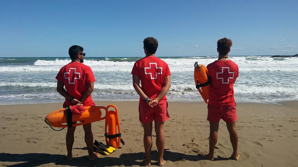 Cruz Roja realiza 35.000 asistencias en playas de la Comunitat este verano