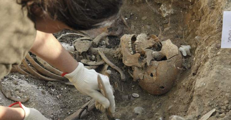 Familiares de 14 víctimas del franquismo visitan obras de exhumación en fosa