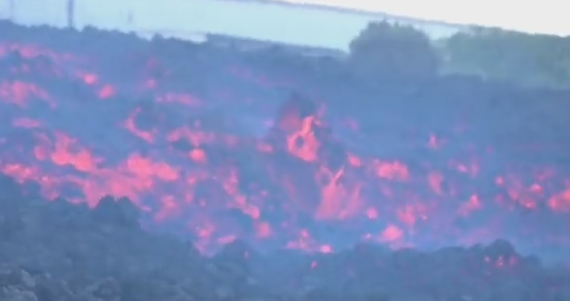 La lava del volcán de La Palma crea un delta de 500 metros de ancho