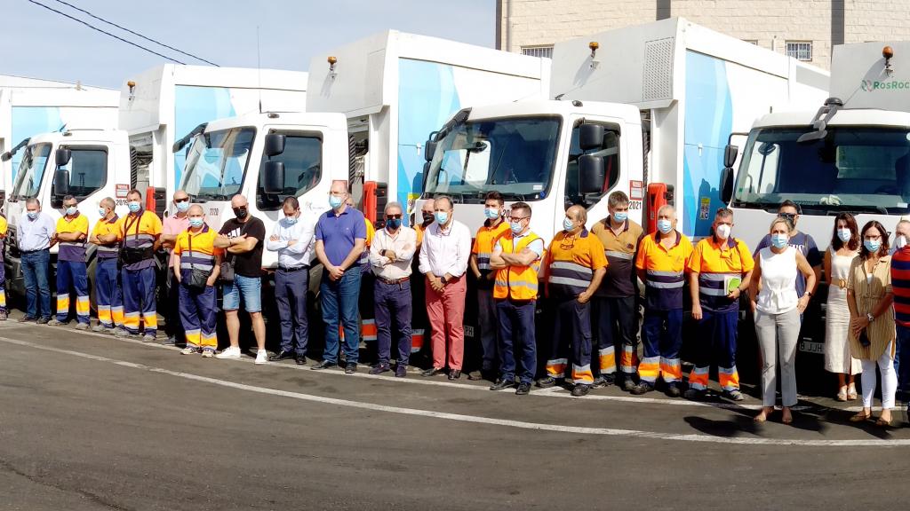 Los trabajadores de la contrata de limpieza viaria celebran un minuto de silencio