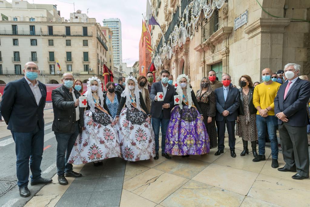 Alicante reivindica en el día de la banderita la gran labor humanitaria De la Cruz Roja