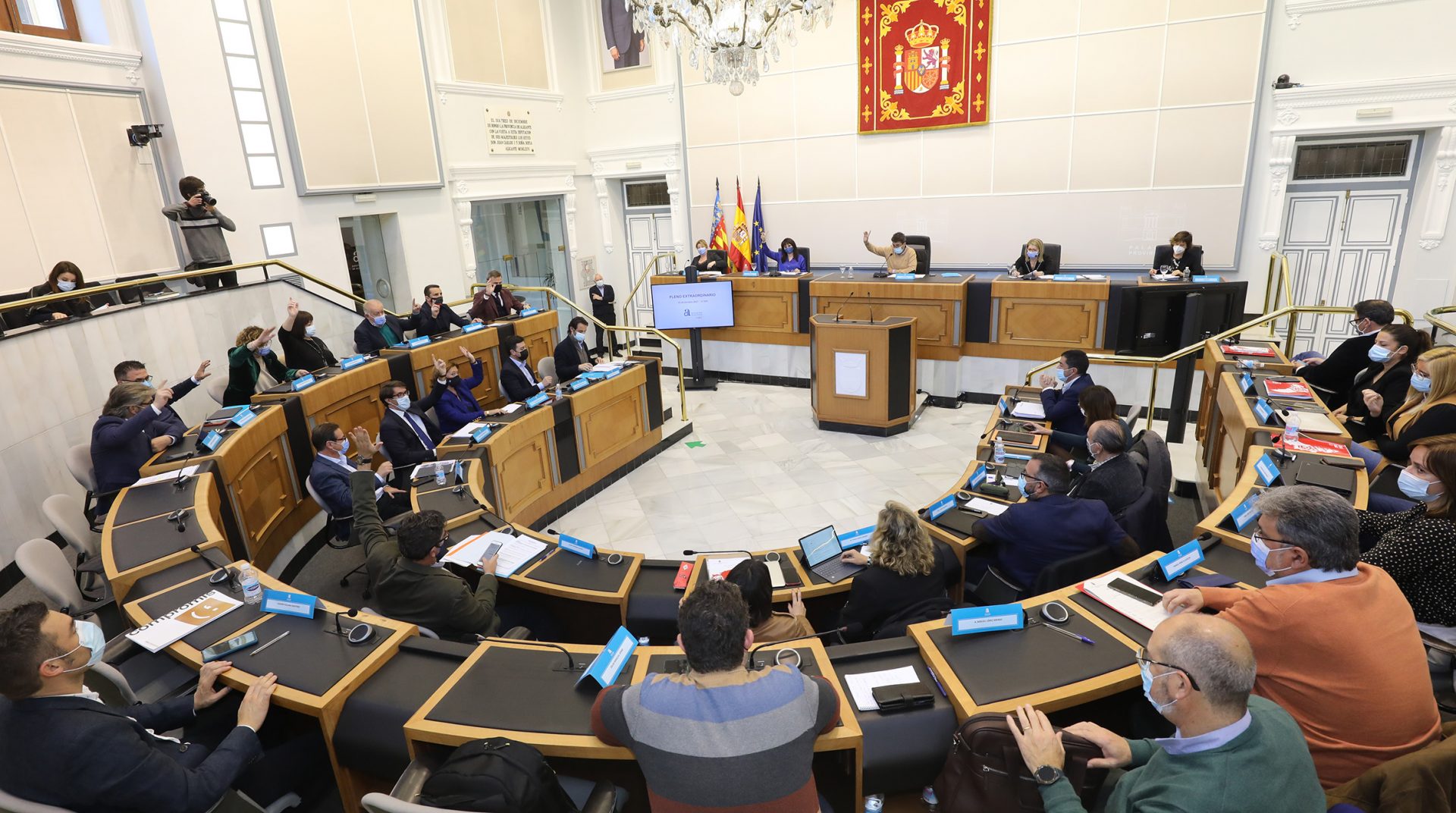 El equipo de gobierno de la Diputación saca adelante su presupuesto con la abstención de Compromís y el voto en contra del Grupo Socialista