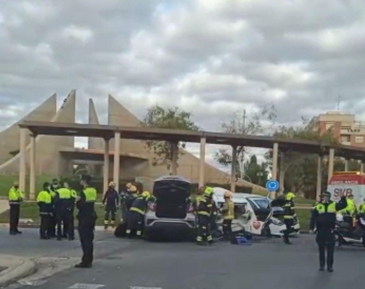 Tres personas resultan heridas al colisionar tres coches en Alicante