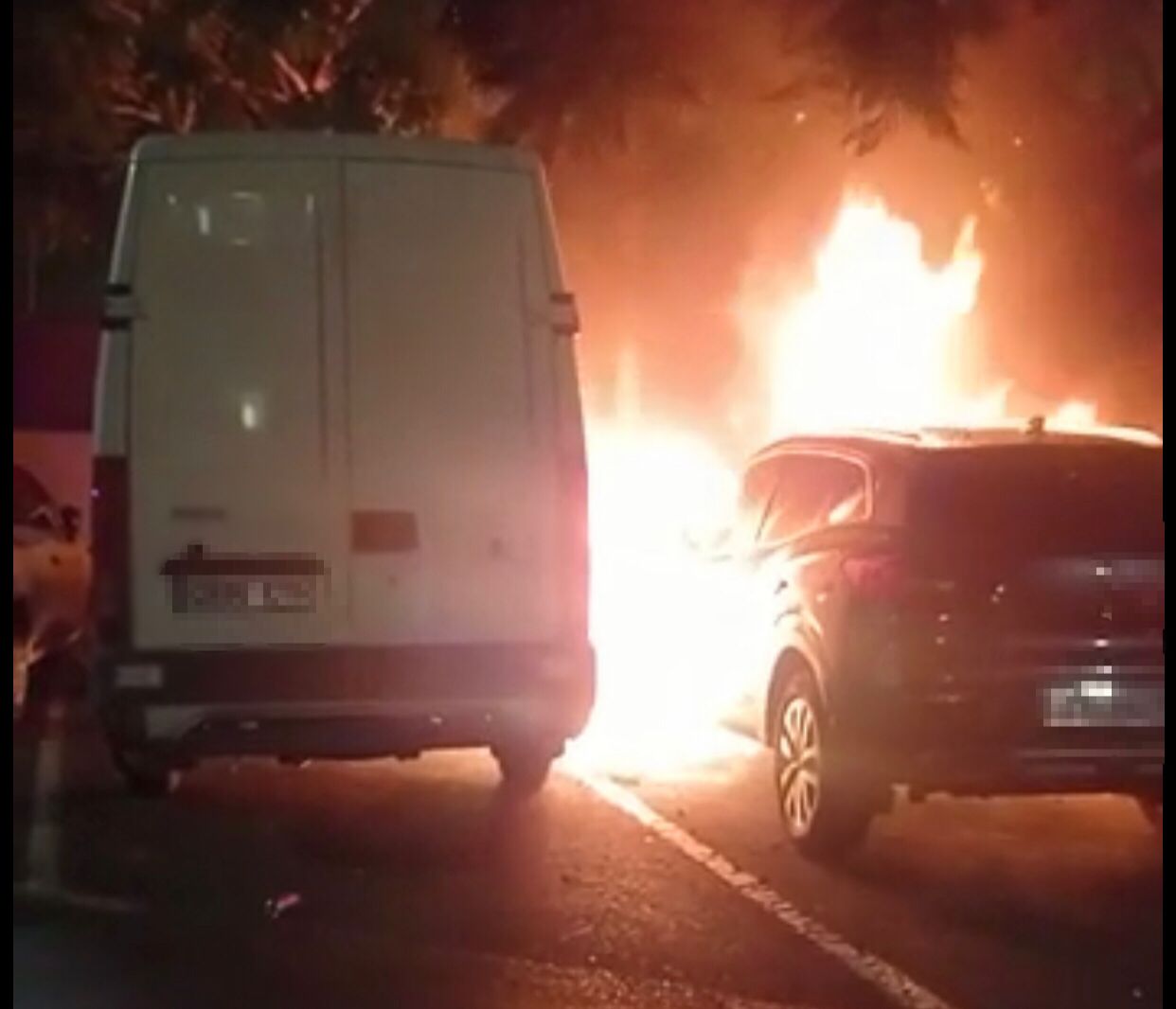 Los bomberos del SPEIS extinguen un incendio de dos vehículos en Alicante