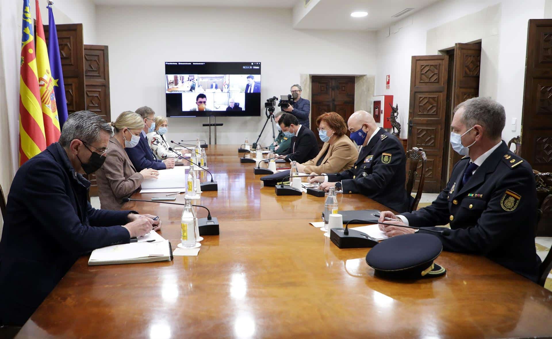Generalitat, alcaldes y fuerzas de seguridad coordinan la implantación del pasaporte COVID