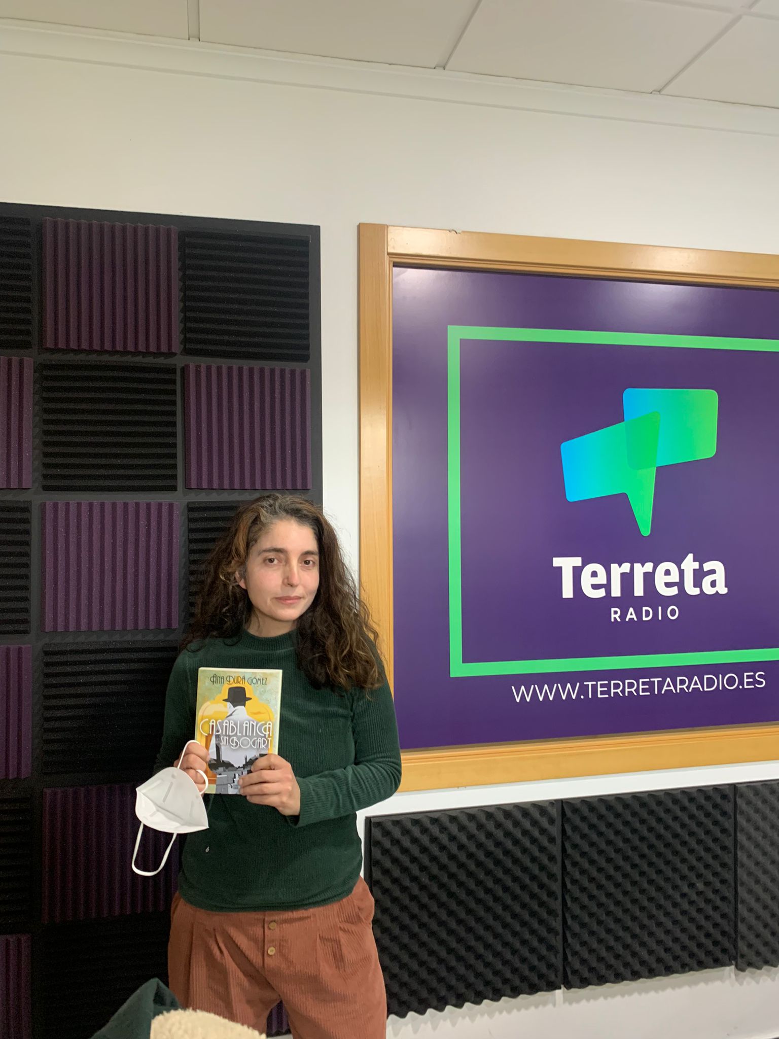 Entrevista a Ana Durá: «Yo me concibo toda la vida con un libro»