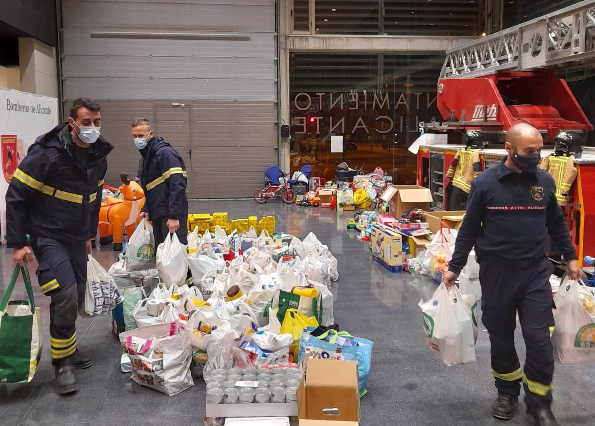 La campaña de SPEIS recoge 2.500 juguetes y seis toneladas de comida para familias vulnerables