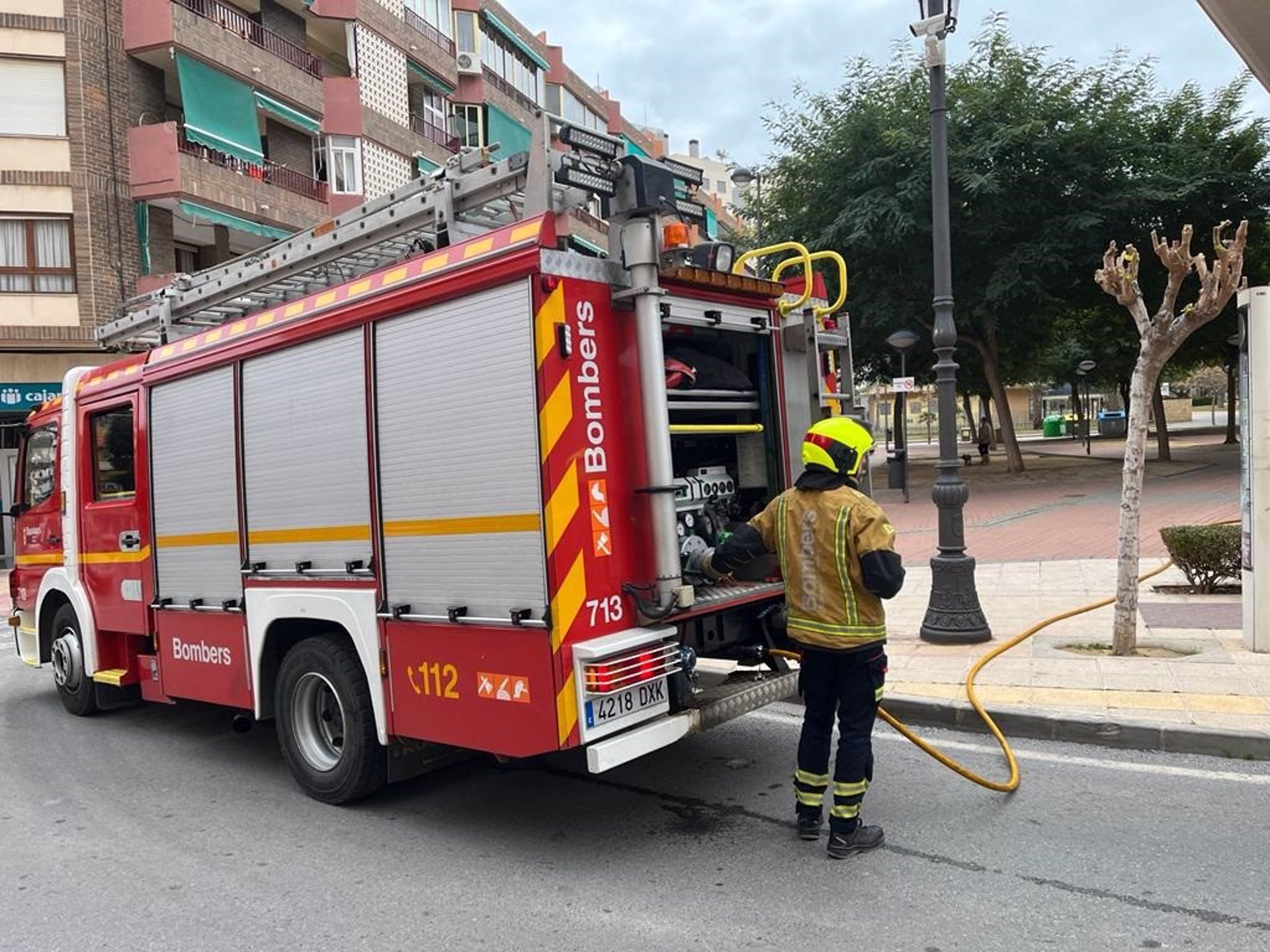 Rescatan a un hombre por el balcón tras declararse un incendio en su vivienda en El Campello