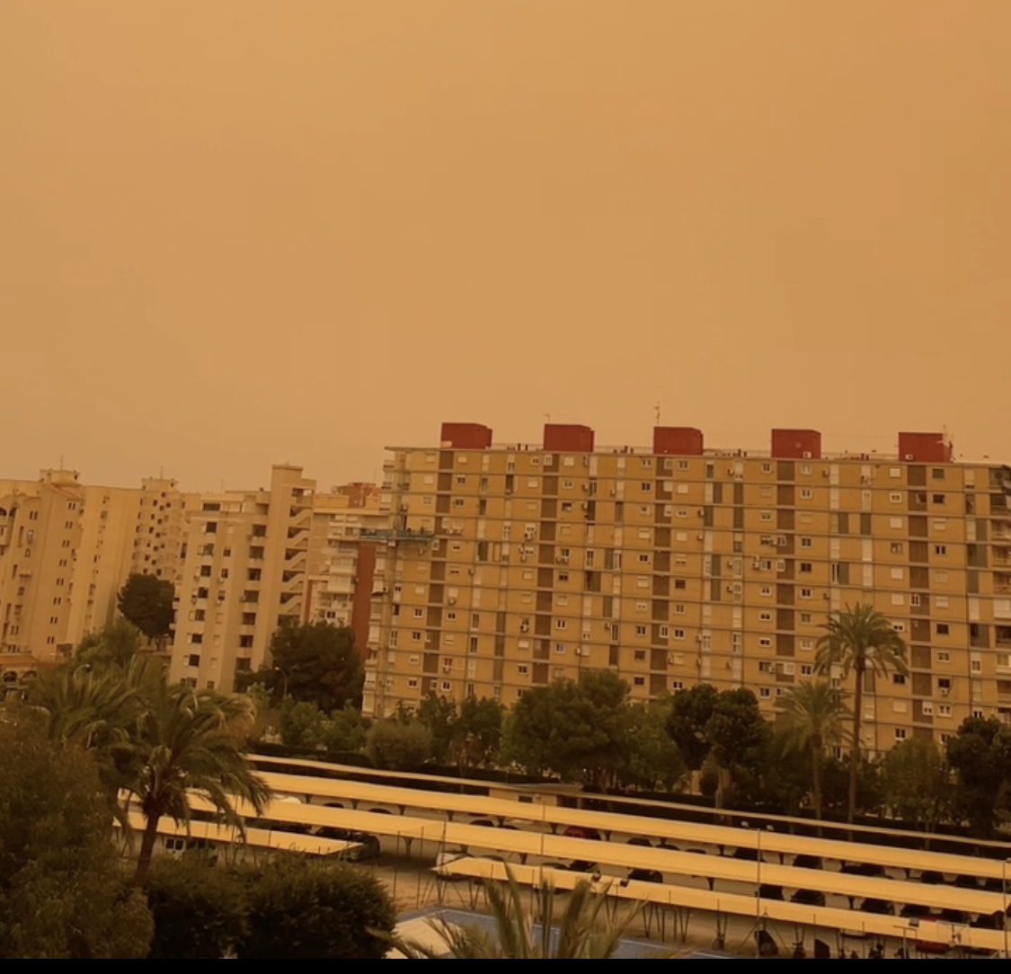 El cielo de Alicante se tiñe de amarillo por una tormenta de polvo en suspensión