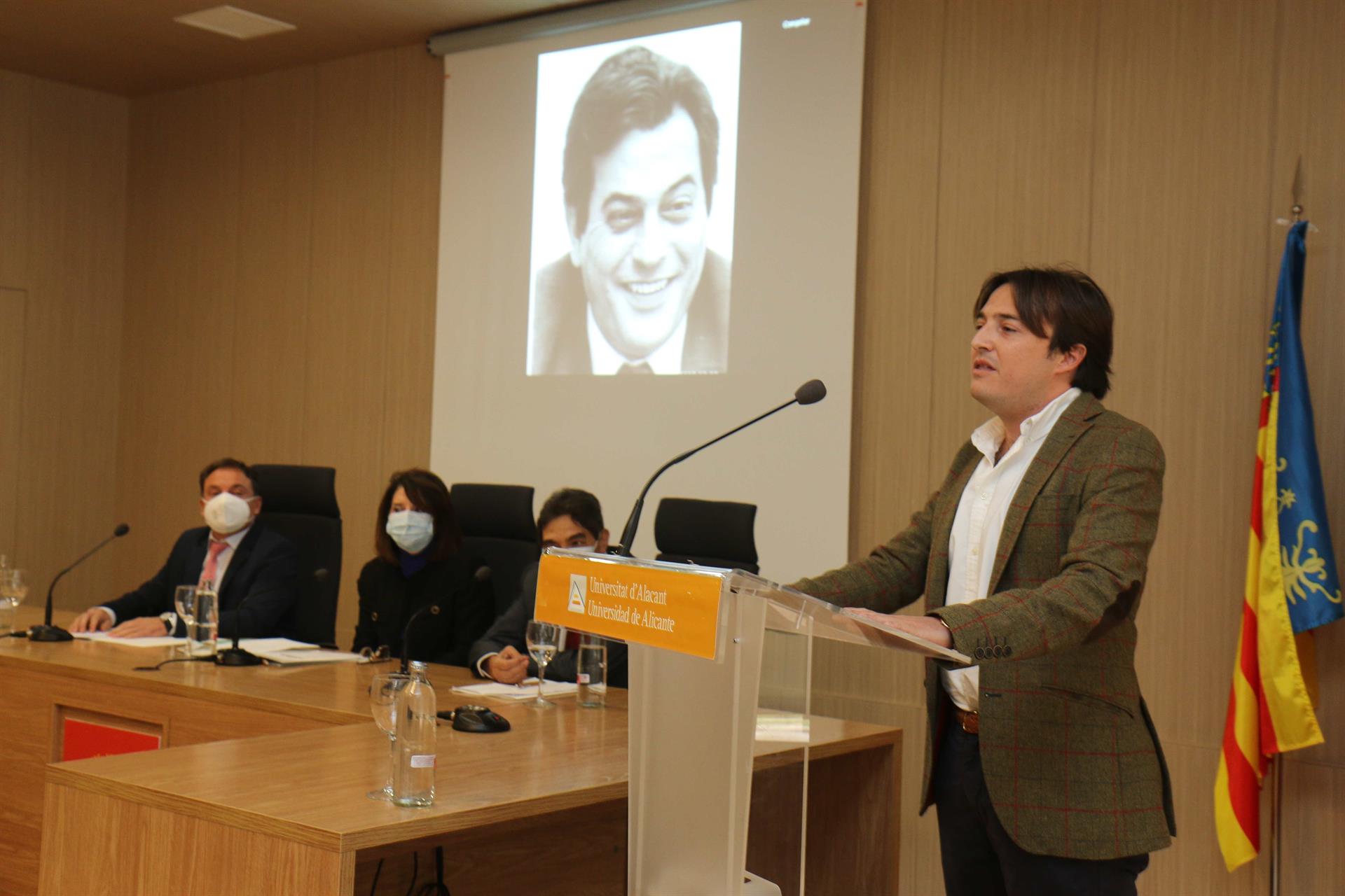 La UA homenajea al profesor José Vicente Gimeno Sendra y pone su nombre a la Sala de Juicios de la Facultad de Derecho