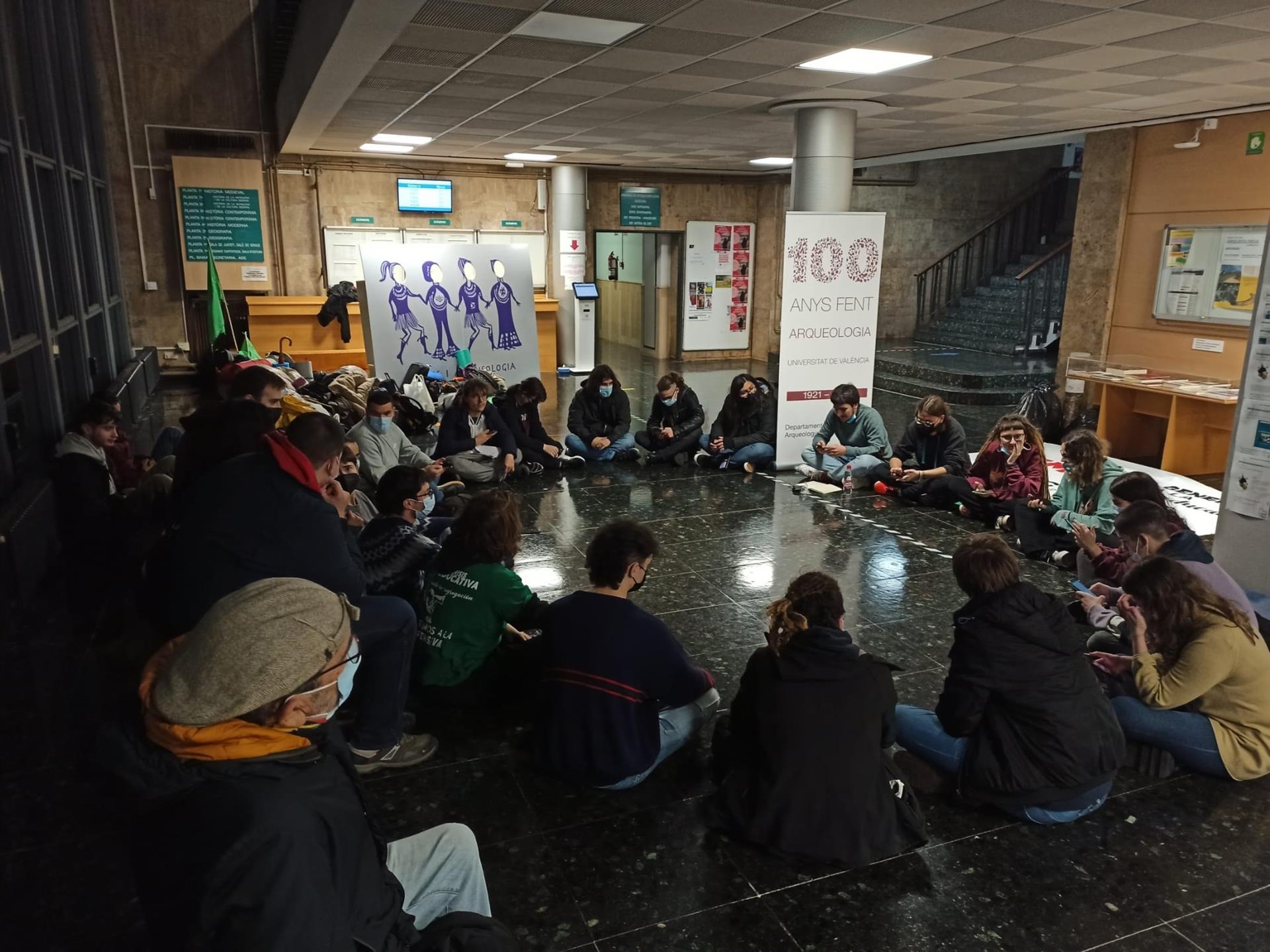 Universitarios protestan contra la reforma educativa y un grupo se encierra en la Facultad de Historia