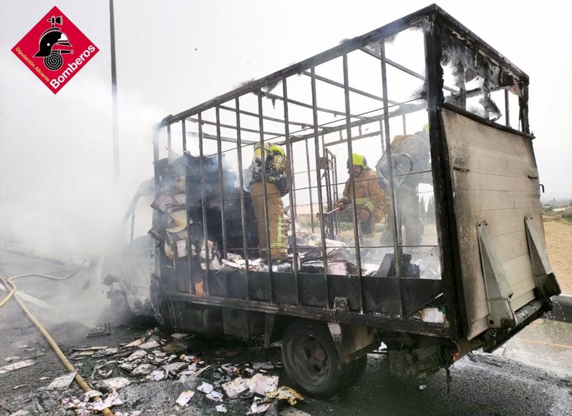 Los bomberos extinguen el incendio de un camión de 3,5 toneladas en la A-7 cerca del Aeropuerto