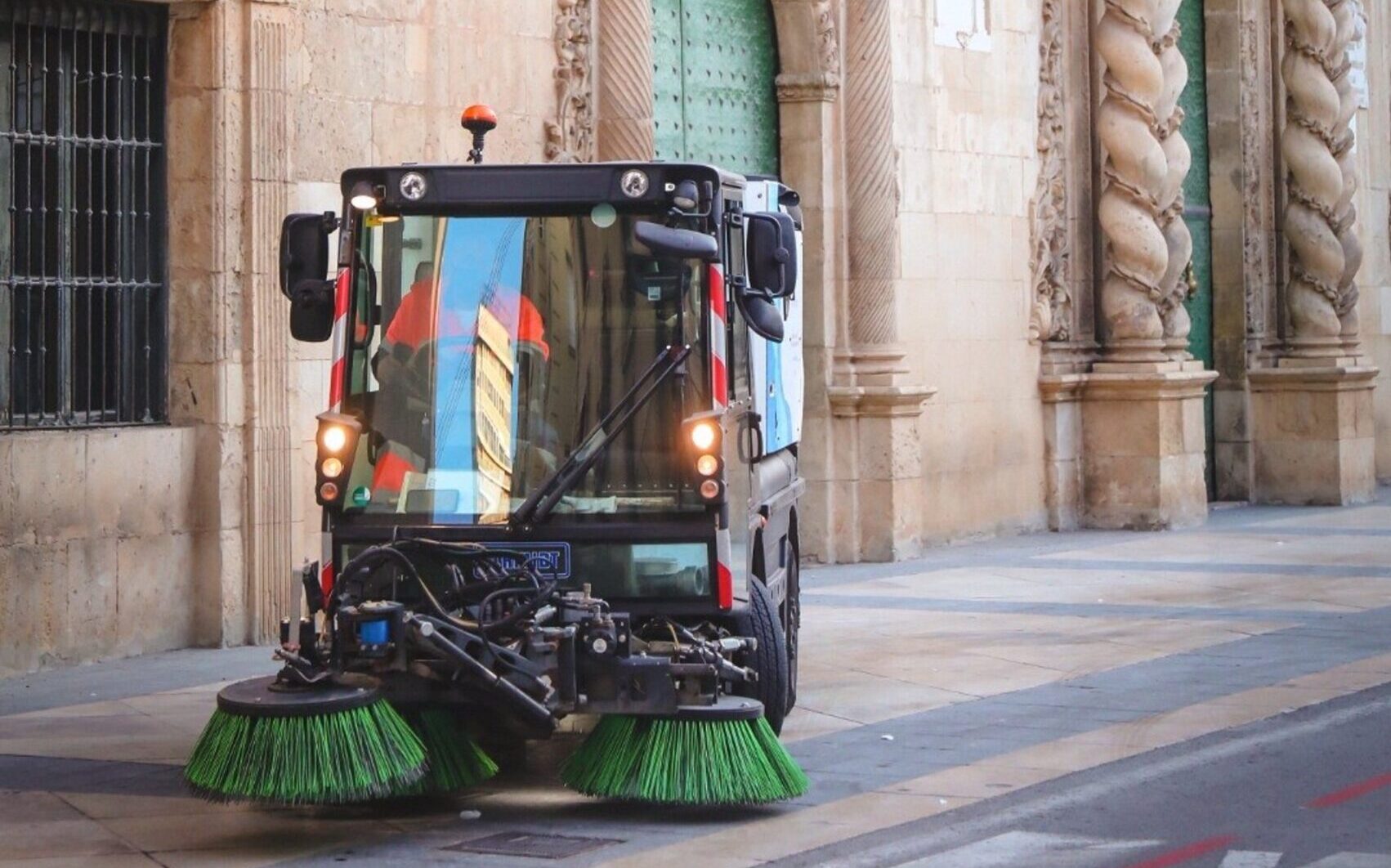 Alicante refuerza la limpieza viaria y de playas en Semana Santa con 31 equipos mecanizados y 79 operarios