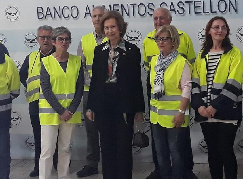 La Reina Sofía visita las instalaciones del Banco de Alimentos de Castellón para conocer su funcionamiento