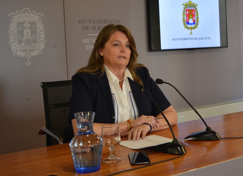 El Ayuntamiento destina más de medio millón de euros a prevenir e intervenir en el absentismo escolar de Alicante