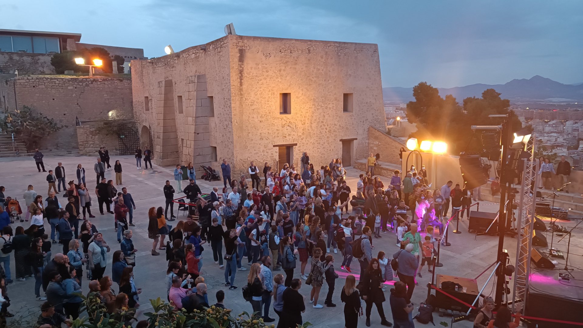 El Castillo Santa Bárbara acoge el evento solidario alicantino más completo