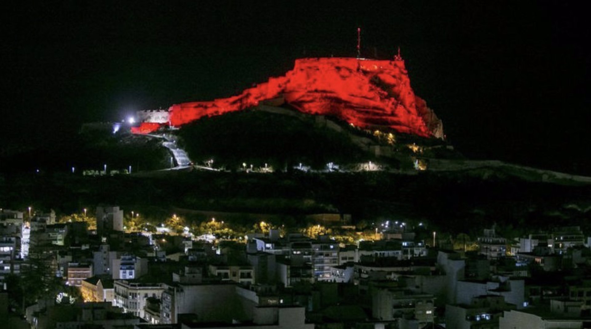 El Castillo de Santa Bárbara se ilumina de color rojo por el Día de la Cruz Roja