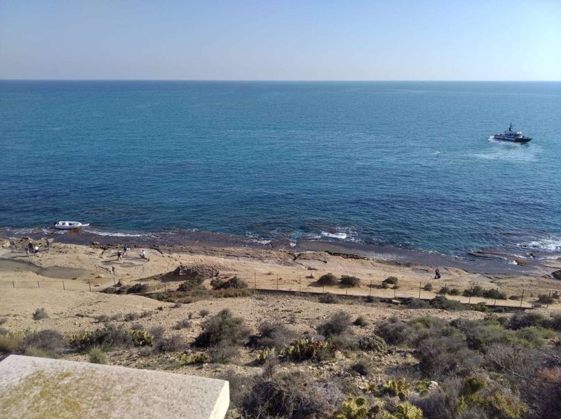 Interceptan una patera con 16 personas a bordo en Alicante, una de ellas menor de edad