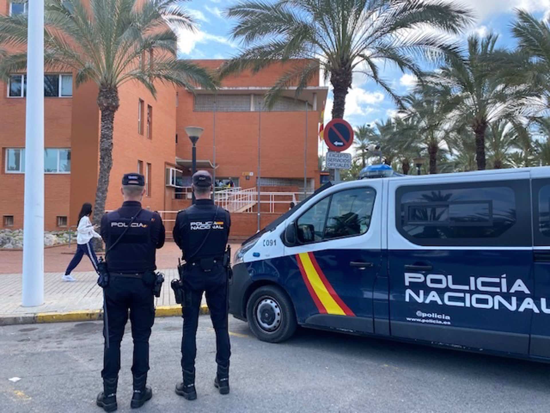 La Audiencia de Alicante condena a una agente de Policía por delitos de blanqueo de capitales y revelación de secretos