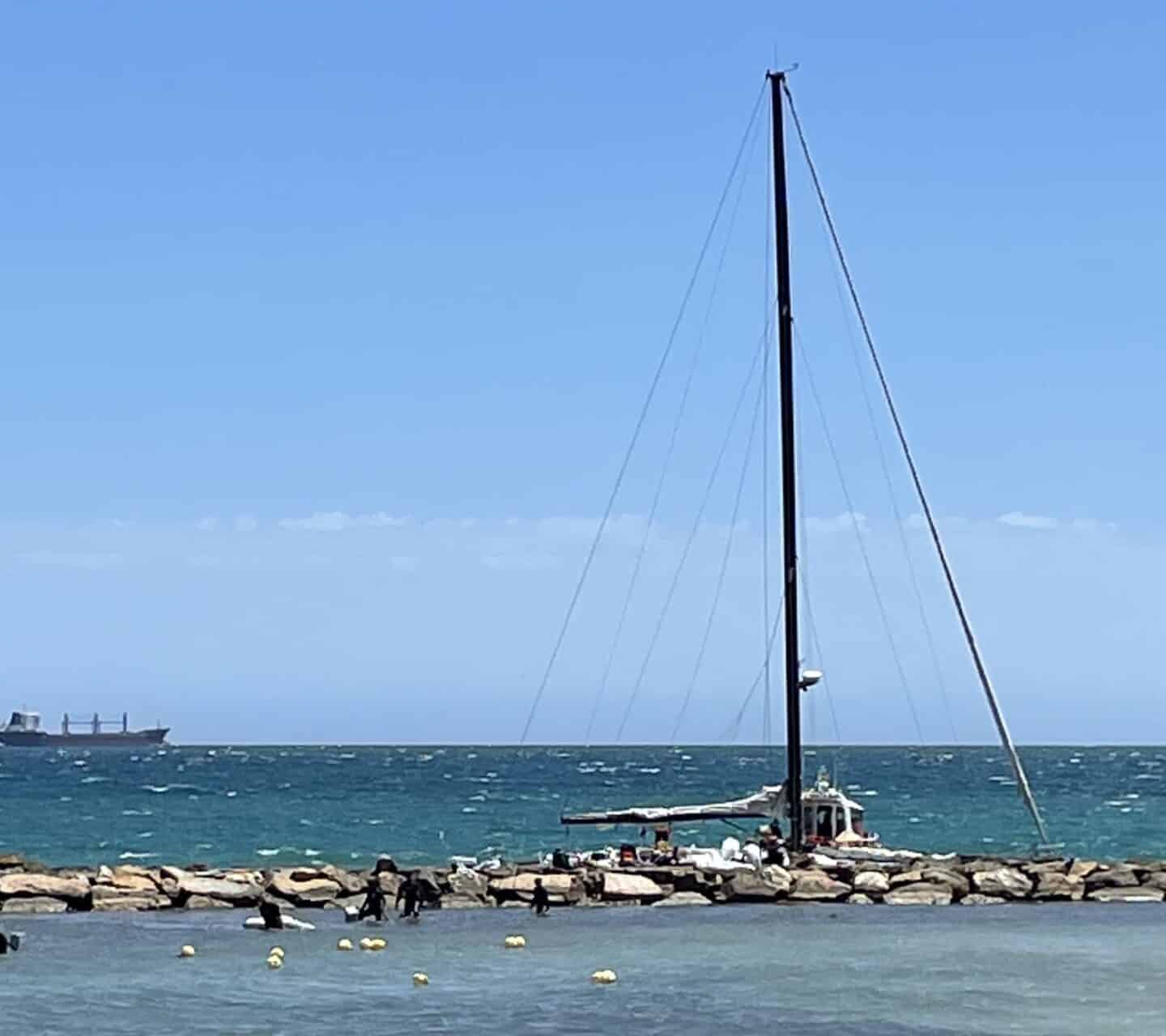 Encalla un velero de grandes dimensiones en la playa del Postiguet