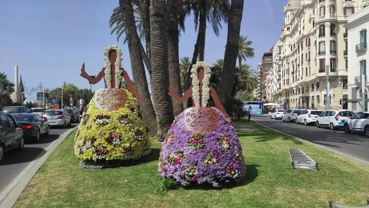 Alicante rinde homenaje a las belleas con esculturas florales en la plaza del Mar y frente a la Estación