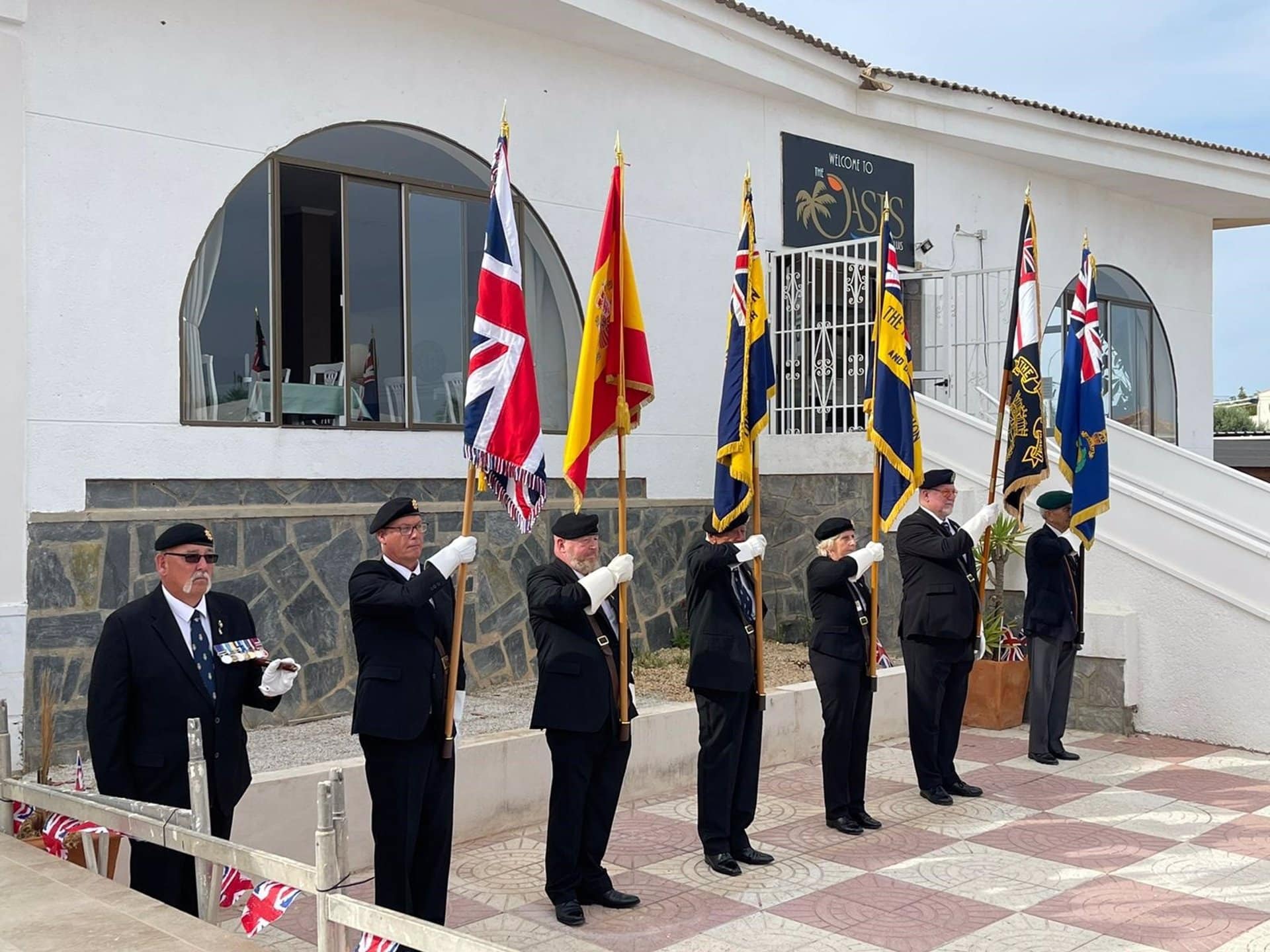 Torrevieja celebra el Jubileo de la Reina Isabel II entre gaiteros tradicionales y alzada de banderas