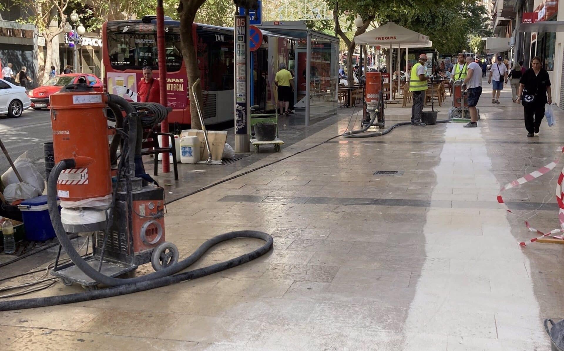 Alicante aplica un tratamiento antideslizante en aceras de la Rambla a para mejorar la movilidad