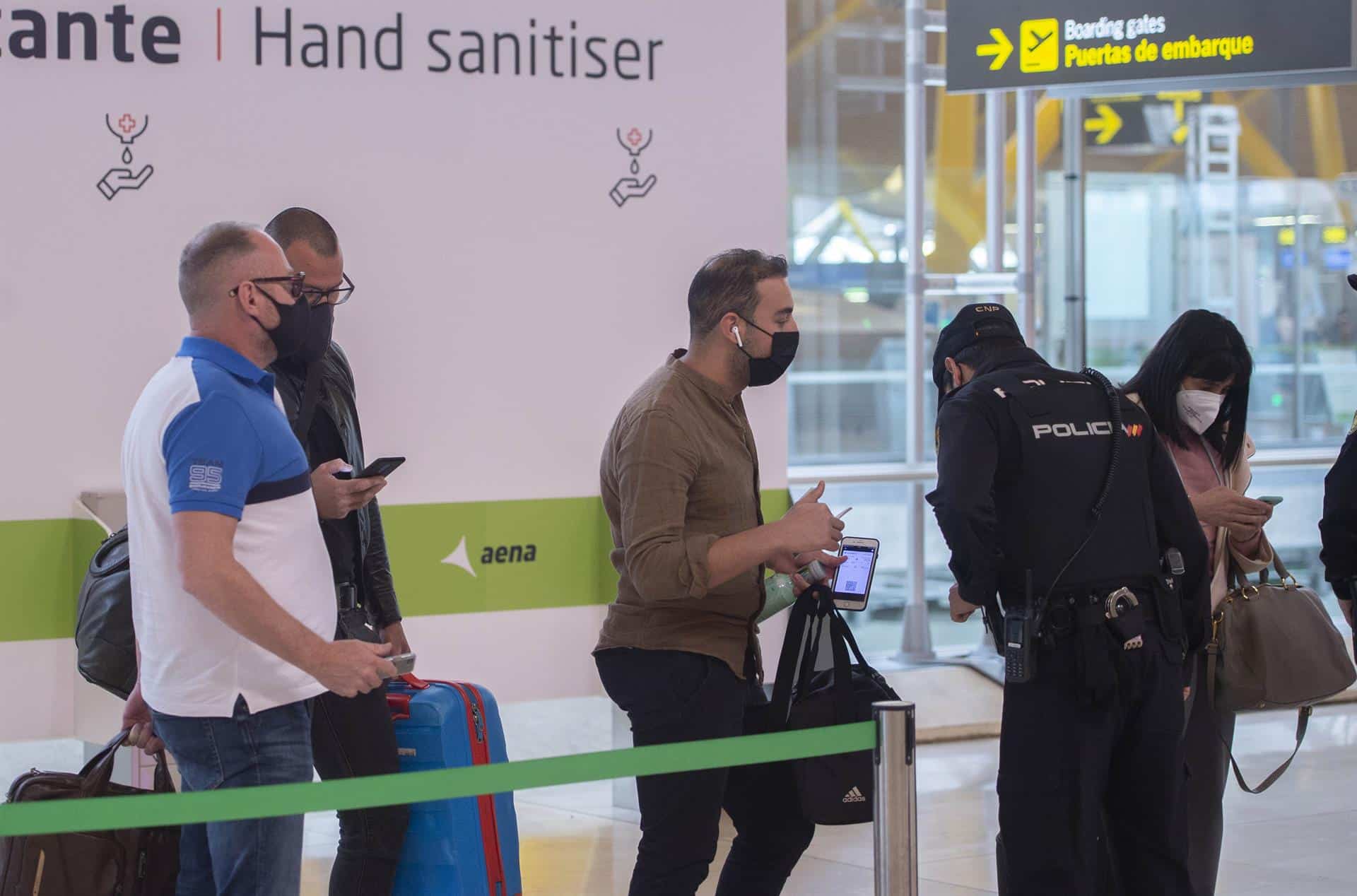 Caos en los aeropuertos por la llegada masiva de británicos y la falta de policías