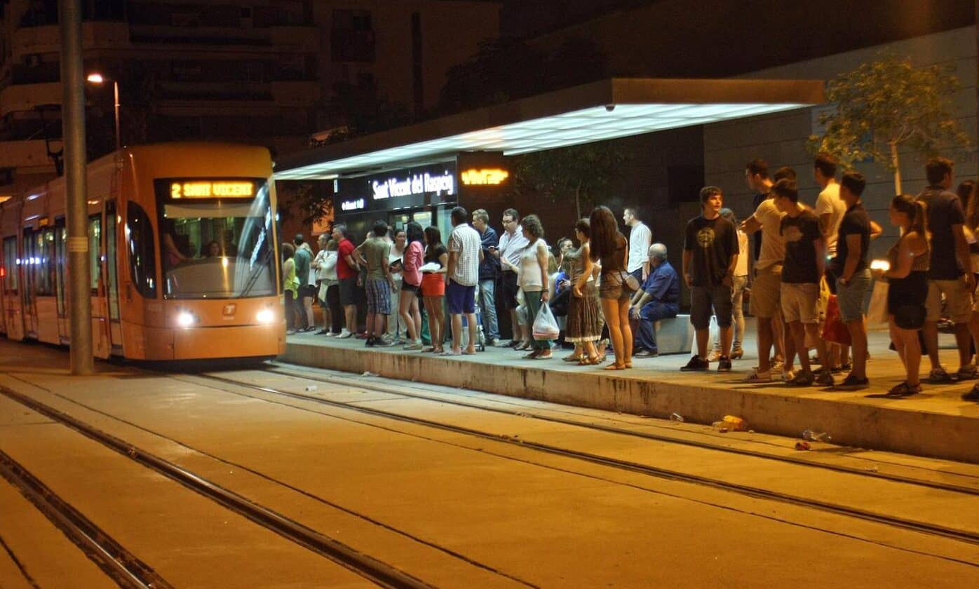 Más de 77.000 viajeros han utilizado este verano los servicios nocturnos de TRAM d’Alacant