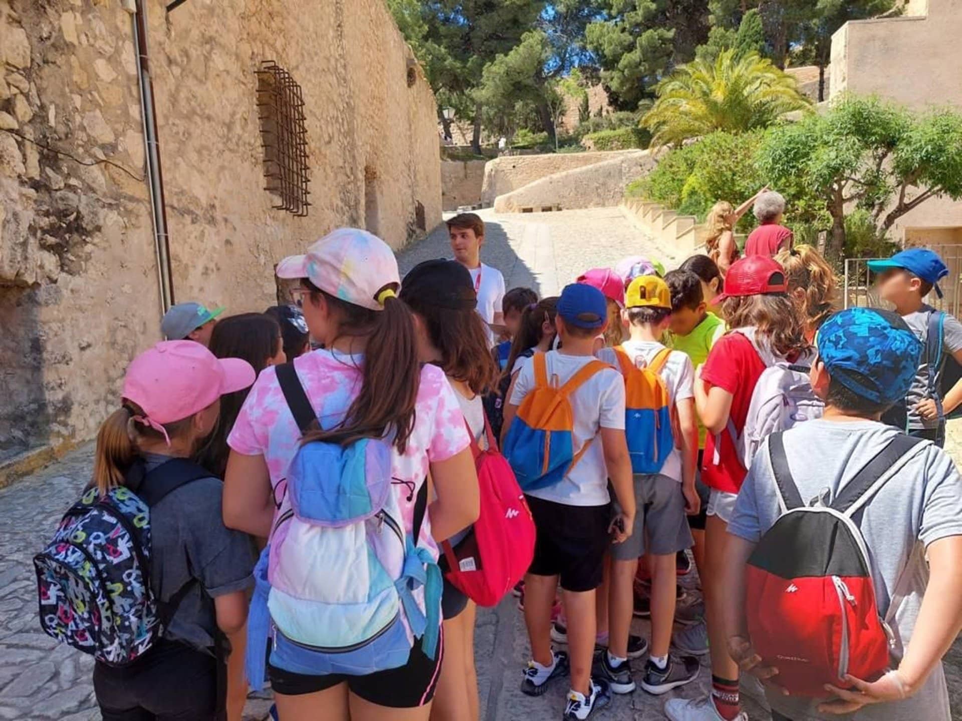 El Castillo de Santa Bárbara de Alicante recibe la visita de más de 2.000 escolares en un mes