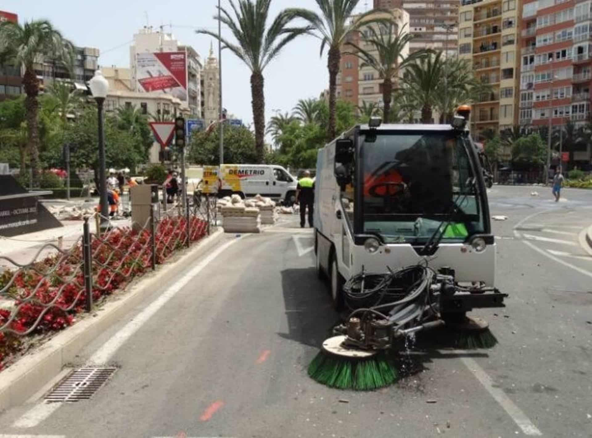 El Ayuntamiento redobla la limpieza de Luceros tras la mascletà con 15 operarios, seis barredoras y baldeo