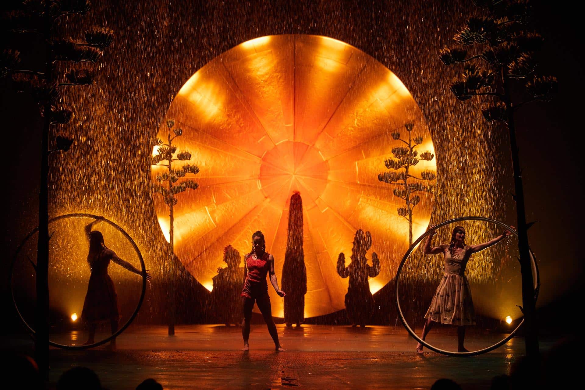 Cirque du Soleil regresa a Alicante con la “explosión de luz y lluvia” de ‘Luzia’