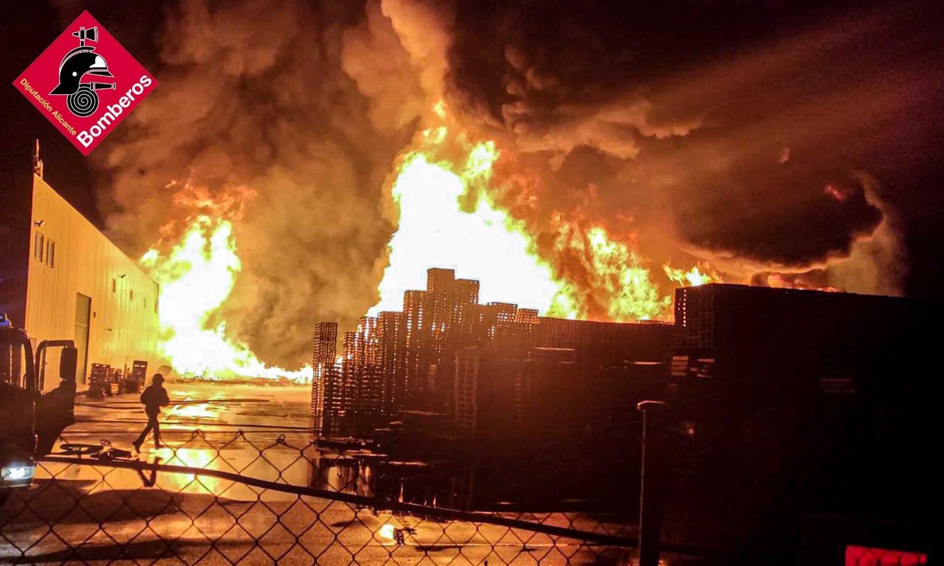 Un incendio en el exterior de una fábrica de palets en Elche calcina 6.000 m2