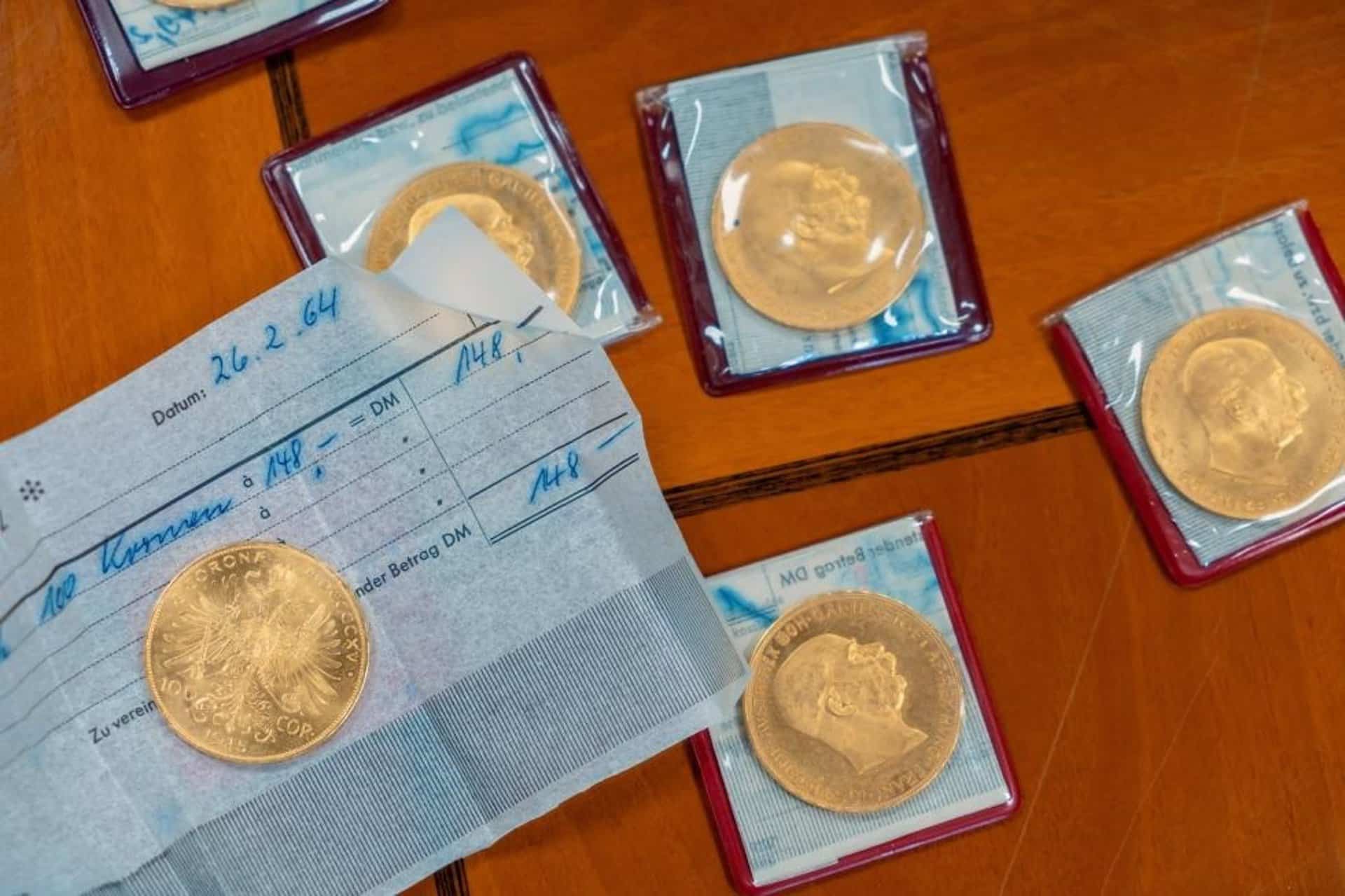 La Generalitat vende por más de 32.200 euros 31 monedas de oro de la corona austrohúngara de una herencia sin herederos