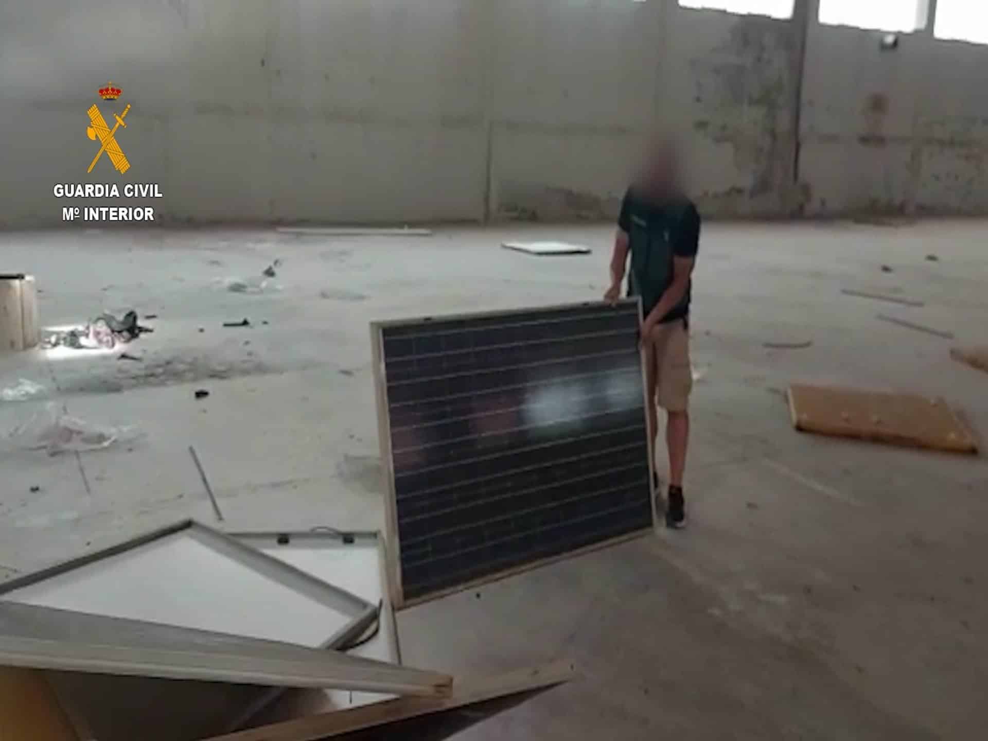 Detenidas in fraganti dos personas robando placas solares de una nave industrial de Sax
