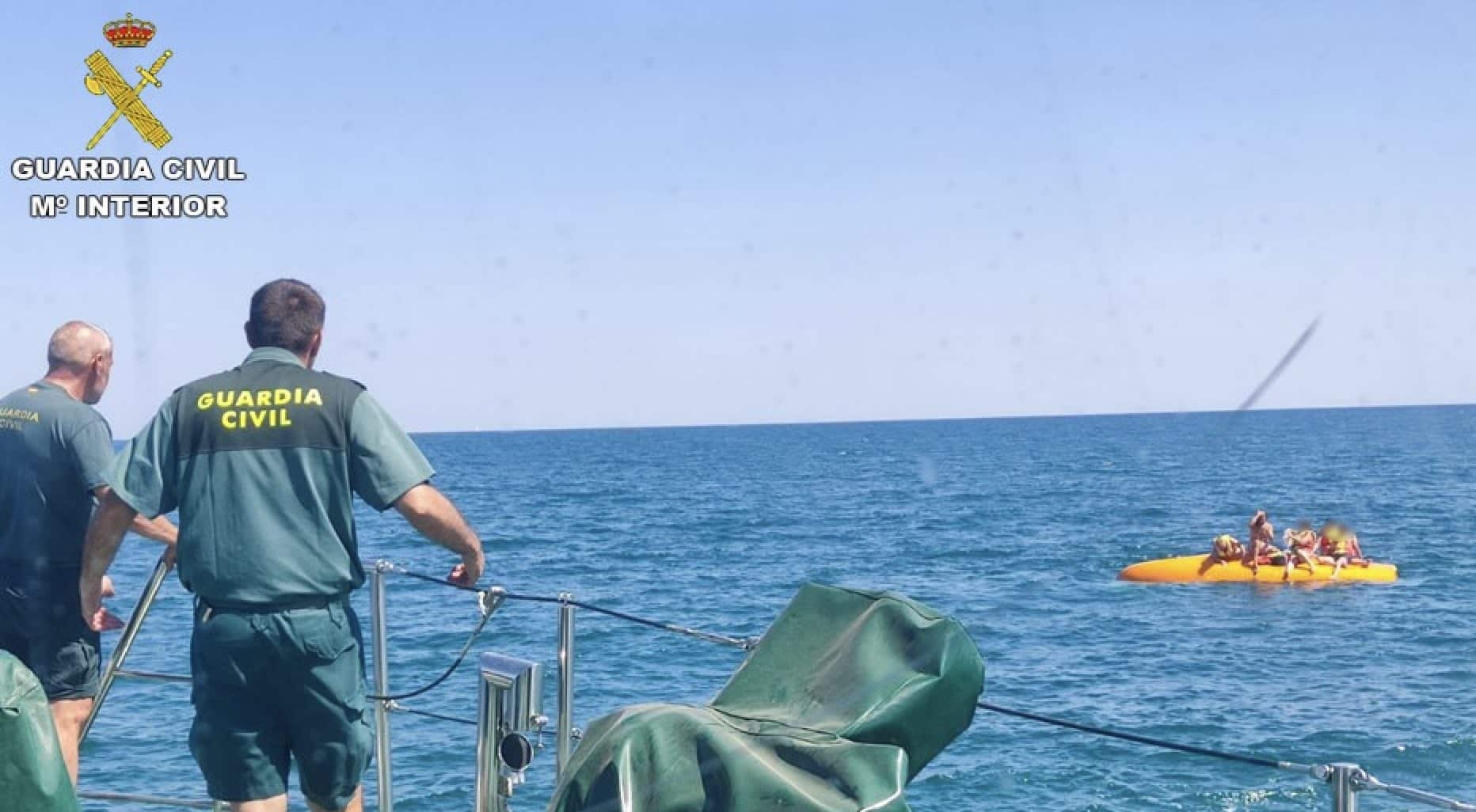 La Guardia Civil rescata en el mar a una familia a la deriva tras naufragar su embarcación en Santa Pola￼