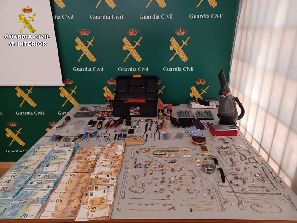 La Guardia Civil ha detenido a dos personas especializados en robar en viviendas usando cuñas de plástico como señuelos