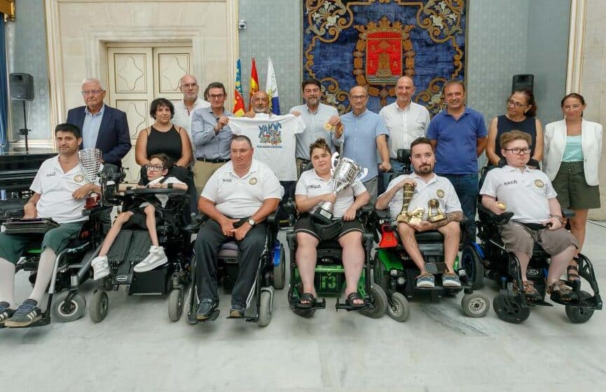 Xaloc Alacant Powerchair recibidos por el Alcalde tras proclamarse este año campeón de las dos primeras ediciones de Liga y Copa españolas