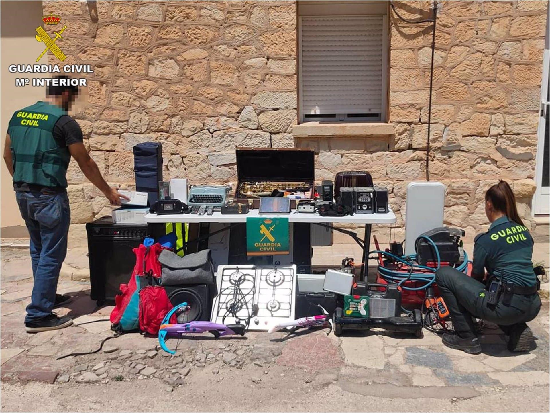 Detenido por robar joyas, gafas de realidad virtual e instrumentos musicales en una casa de Novelda