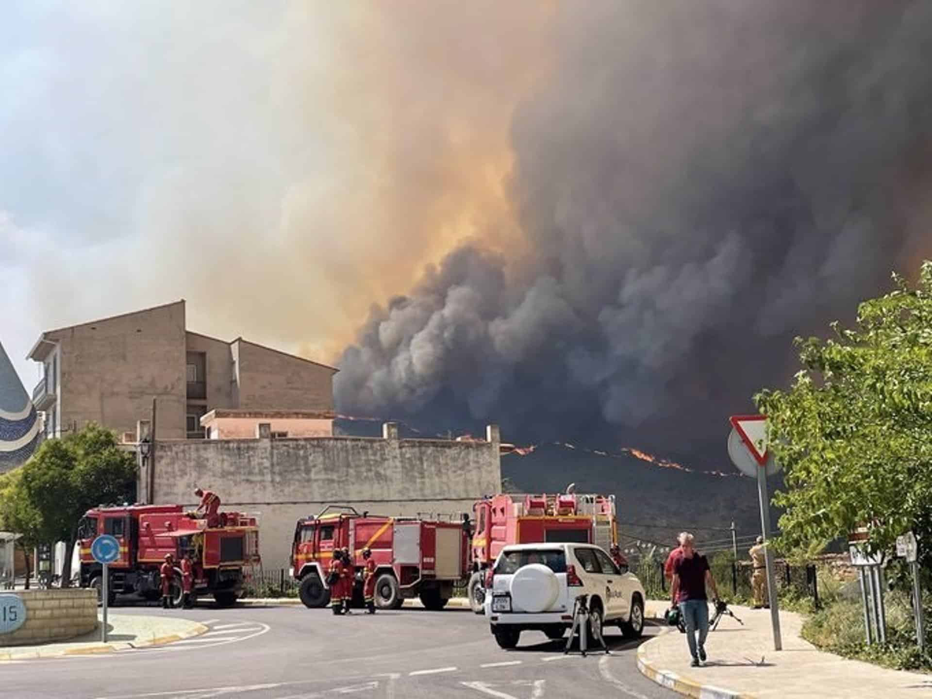Ascienden a diez las carreteras cortadas por los incendios de Vall d’Ebo y Bejís￼