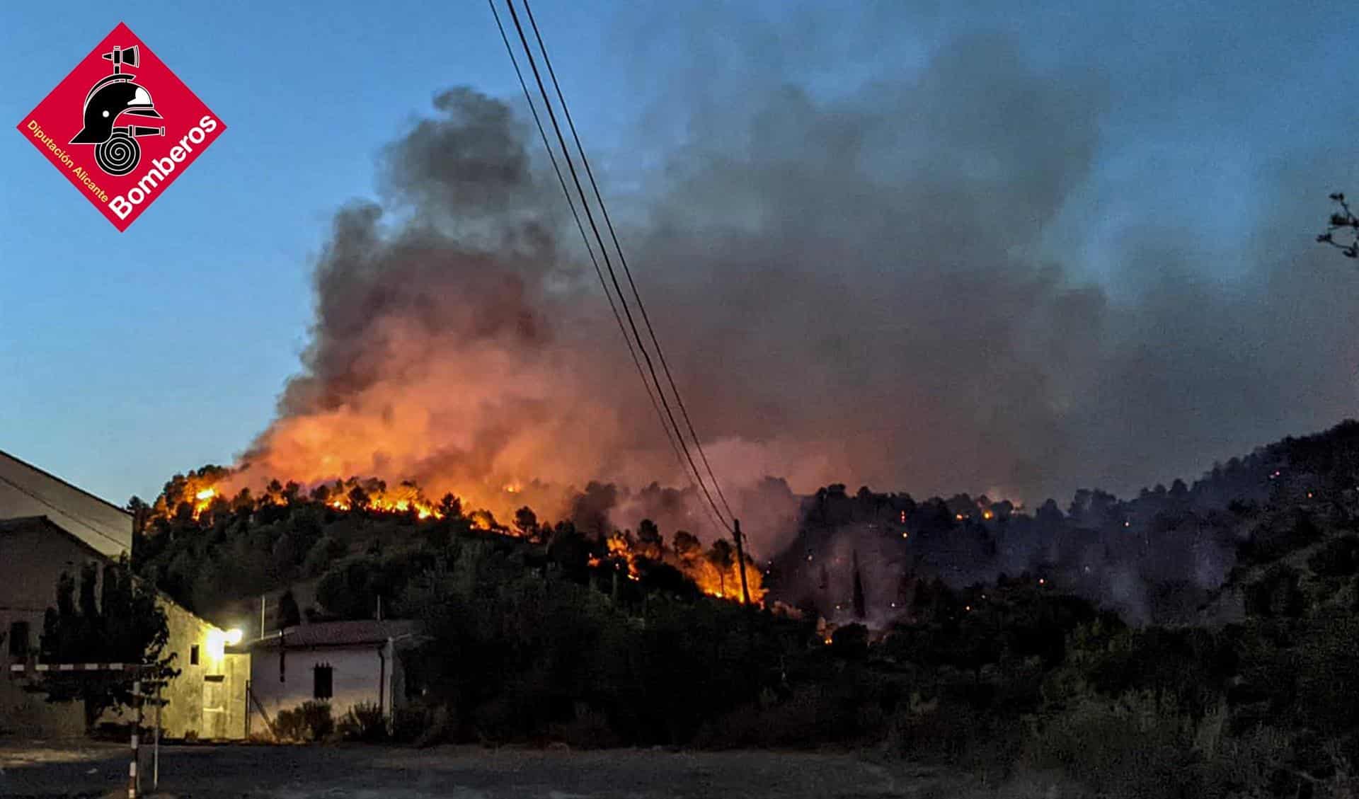 El incendio de la Vall d’Ebo continúa activo en todos los frentes pero avanza más lento por la humedad
