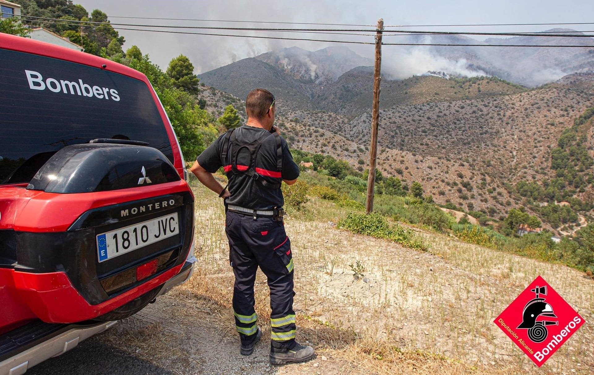 La lluvia ayuda a “contener” el incendio de la Vall d’Ebo, que podría ser estabilizado a lo largo del jueves