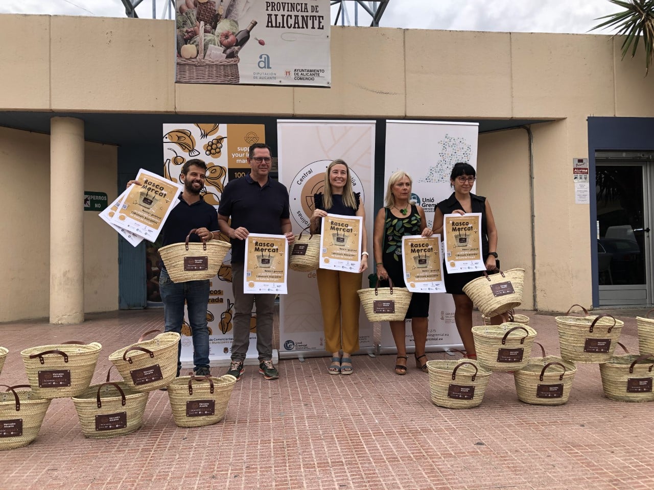 Los Mercados municipales lanzan en Alicante la campaña sostenible ‘El Rasca del Mercat- Cabasset Edition’ y premian a los clientes con 450 capazos