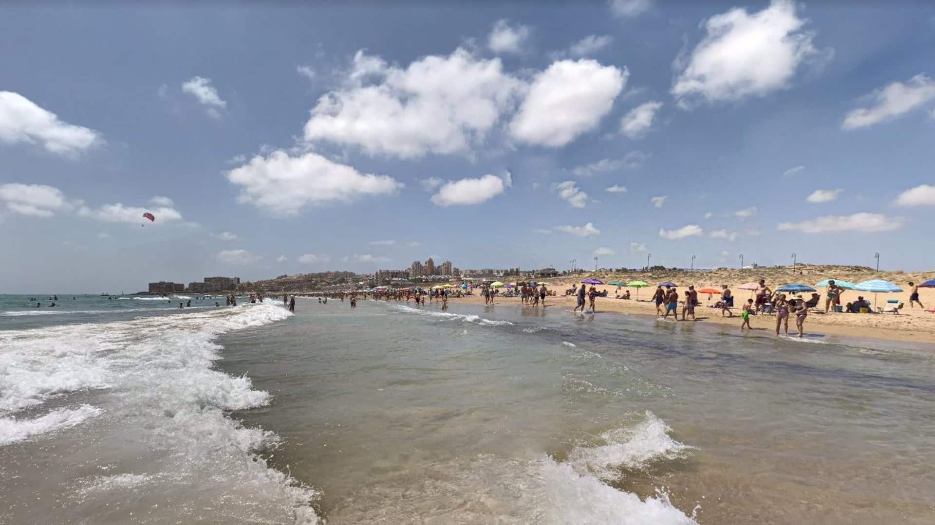 Fallecen ahogados un hombre y una mujer en la playa Torrelamata de Torrevieja