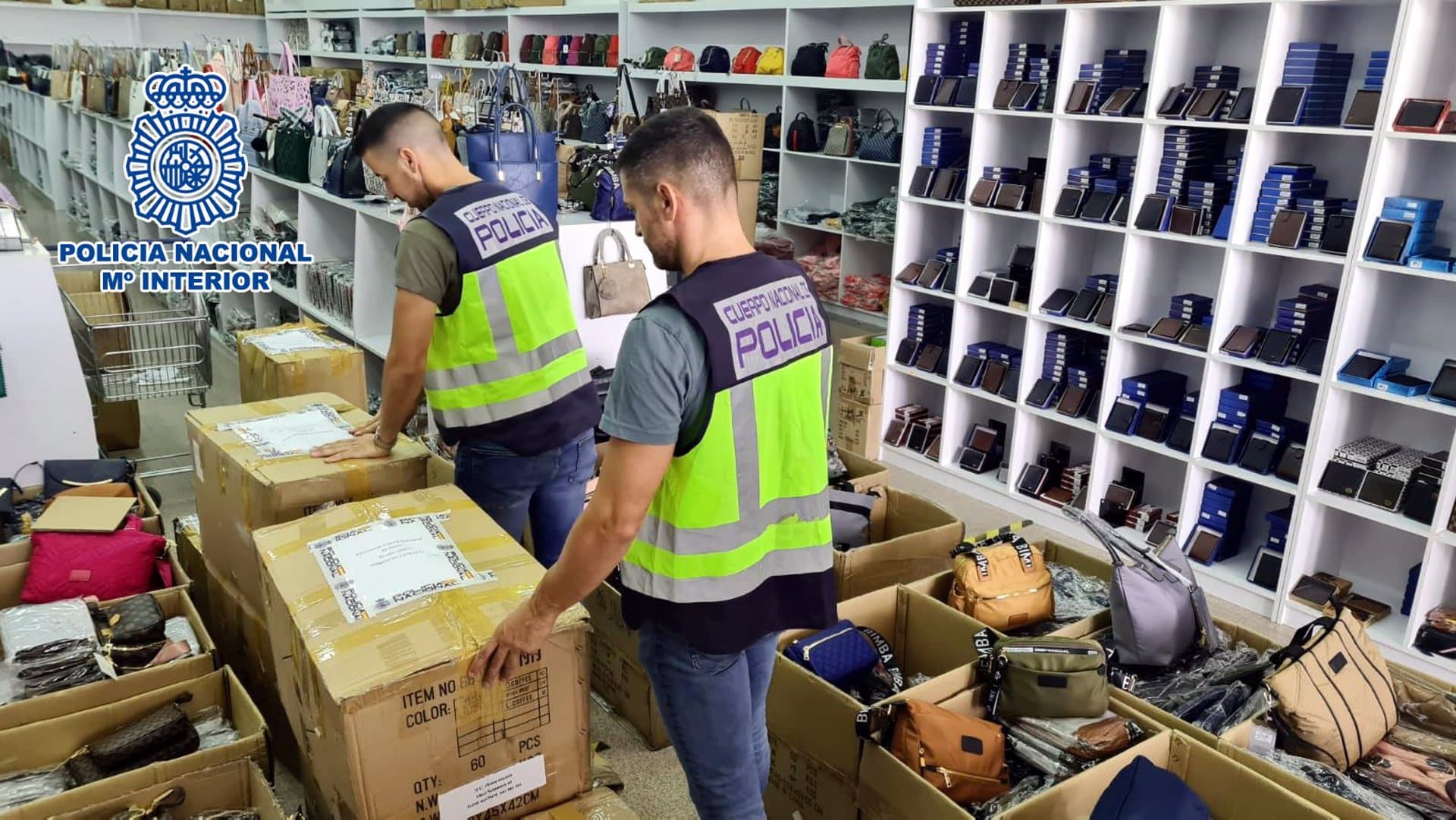 Intervienen cerca de 500 bolsos falsificados tras registrar seis naves industriales en Elche