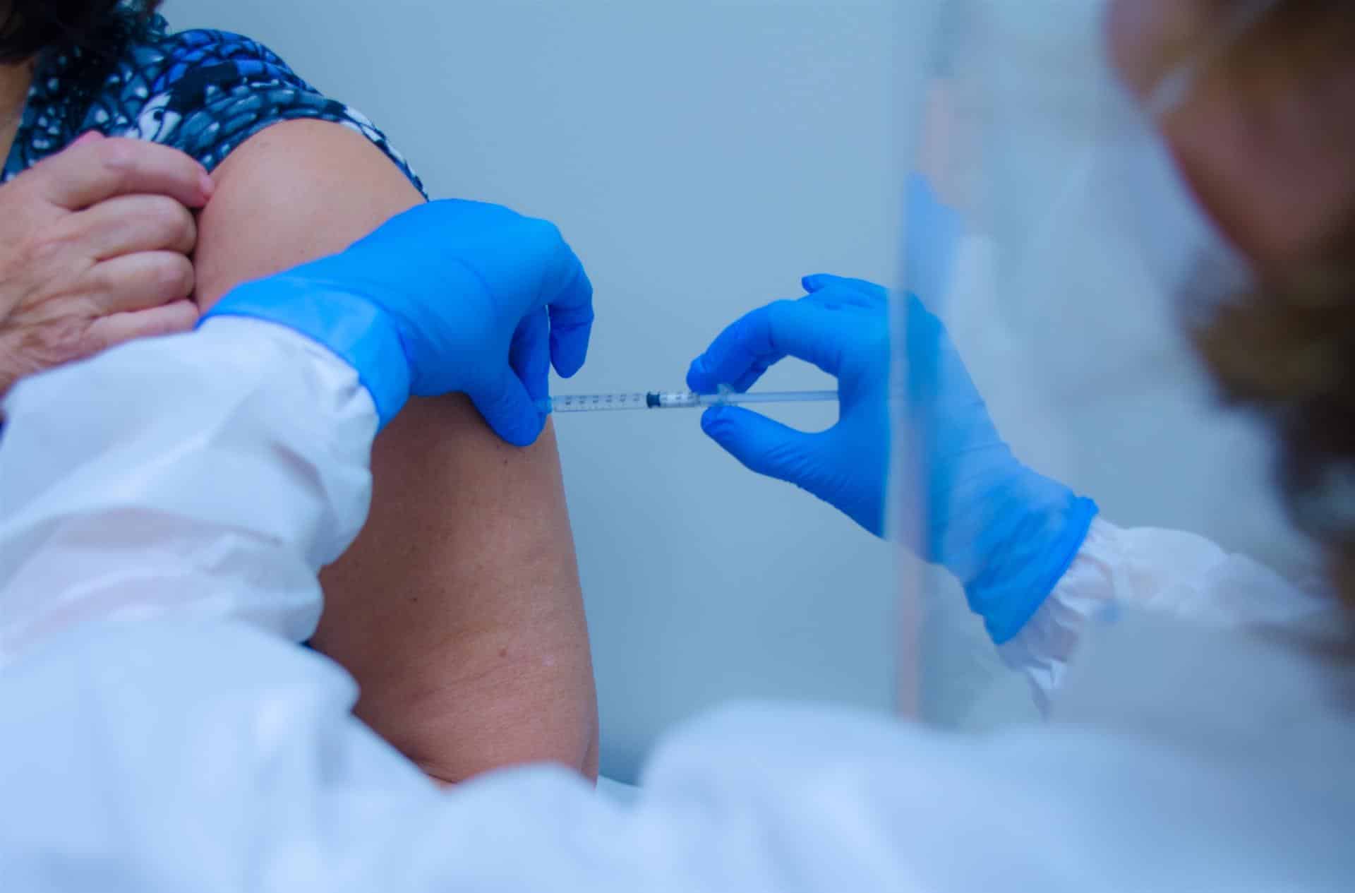 Sanidad comienza a administrar a 130.000 personas que trabajan en centros sanitarios la segunda dosis de recuerdo de la vacuna frente a la COVID-19￼